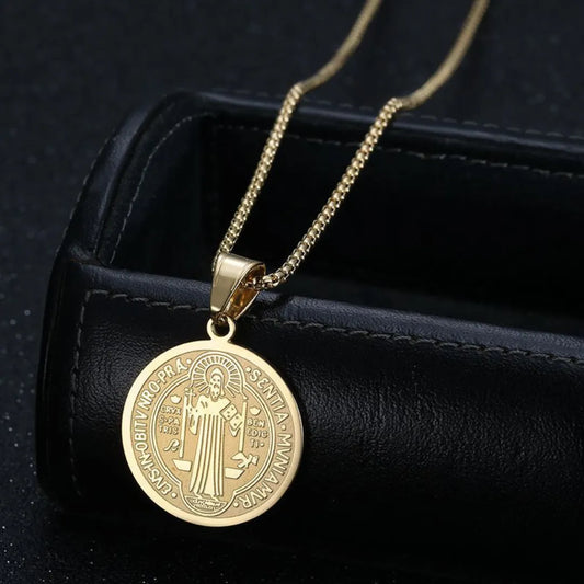 Collar de San Benito dorado — medalla frente sobre estuche negro